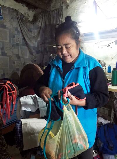 Ramona González confecciona tapabocas para la venta.