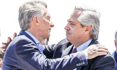 El mandatario saliente de Argentina, Mauricio Macri (i), saluda al presidente electo, Alberto Fernández (d), durante una misa ayer, en la localidad de Luján, en la provincia de Buenos Aires.