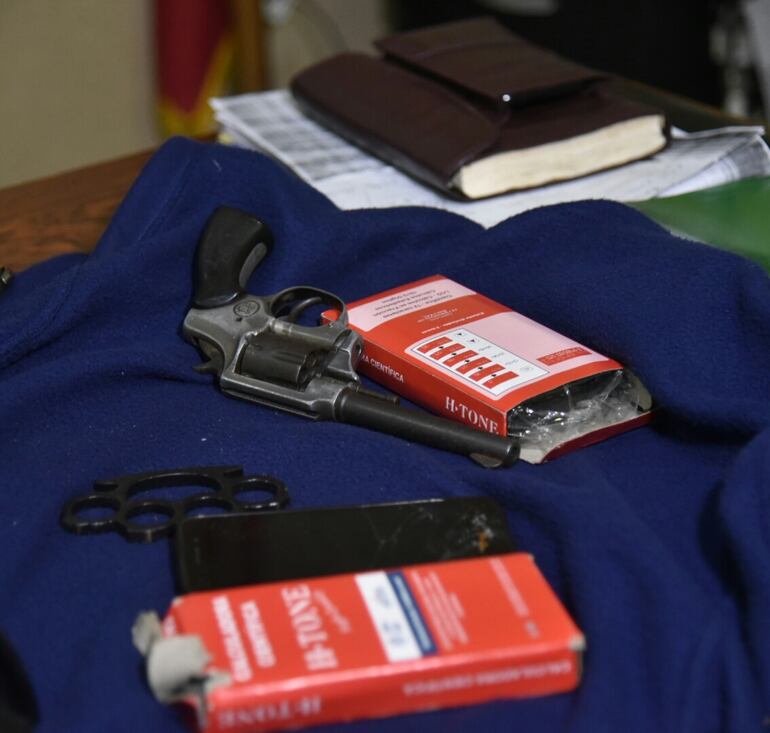 Sospechoso detenido por homicidio y asalto a mano armada.