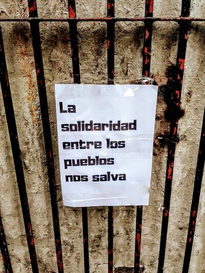 Susana Martínez junto a sus compañeras paraguayas y una argentina con quienes trabajan a puro pulmón en las ollas populares y en el comedor Teresa Vive, para hacer frente al hambre ante la falta de alimentos.