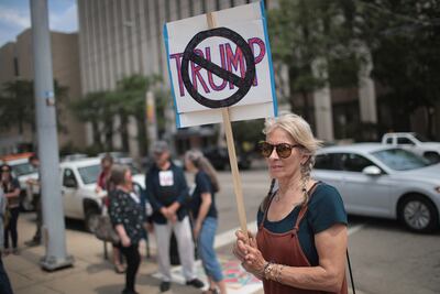 Manifestantes opositores a Donald Trump frente a la Municipalidad de Dayton, en Ohio.
