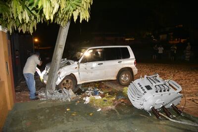 El conductor impactó contra una columna y echó un transformador.