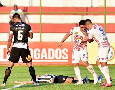Cristian Paredes, autor del primer gol Santo, es felicitado por Sebastián Fernández, lo sufre Aquilino Giménez en el piso y Jorge Aguilar de espalda.