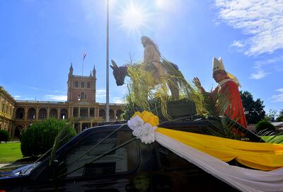 Edmundo Valenzuela, en el vehículo con la imagen del Señor de las Palmas, recorrió ayer por calles de Asunción para bendecir, durante el Domingo de Ramos, que da inicio a la Semana Santa.