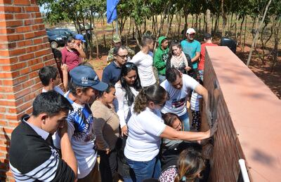 Familiares de los ocho militares fallecidos en el ataque perpetrado tres años atrás por el EPP en  Arroyito, lloran emocionados al ver los nombres de sus seres queridos en la placa conmemorativa.