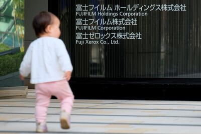 Un niño camina frente a la sede de Fujifilm Holdings, en Tokio.