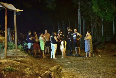 Balean a padre e hijo en San Lorenzo.