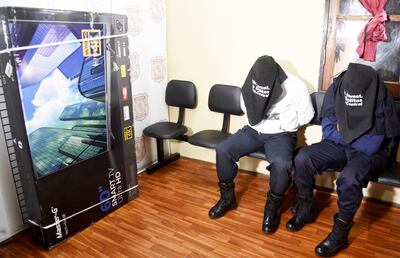 Los suboficiales Wilfrido Martínez Amarilla y Víctor Hugo Toledo Romero, vestidos con sus respectivos uniformes, junto con el televisor que habían tomado del baldío.