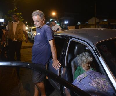 El hombre y su madre, quien no fue recibida en hospitales públicos.