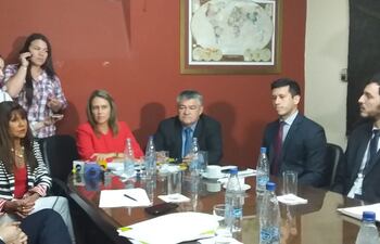 Diputados y funcionarios de instituciones involucradas en la eventual ley de financiamiento político, reunidos esta mañana.