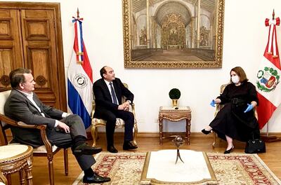 Antonio Rivas (c) y la embajadora María M. Castañón Seoane.