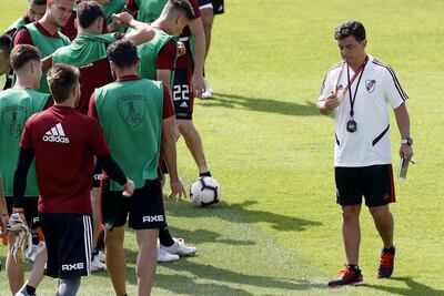 Marcelo Gallardo hablando con sus dirigidos.