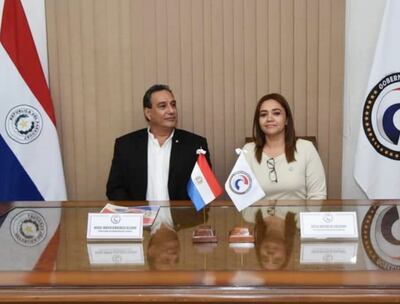 El gobernador de Central, Hugo Javier González (colorado cartista), junto a la secretaria de Educación y Deportes de la Gobernación.