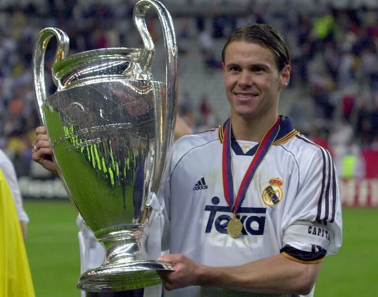 Redondo con una de las Champions que conquistó con el Madrid.