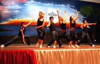 los-bailarines-de-la-academia-new-school-dance-en-plena-presentacion-durante-un-festival-realizado-en-ciudad-del-este--211011000000-588241.jpg