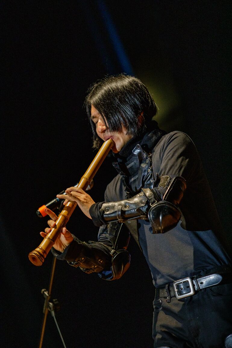 Además de música, Yosuke Irie ofrece performance en escena, con un creativo vestuario.