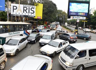 Desde la conocida rotonda reloj resulta complicado avanzar hacia el Puente de la Amistad.