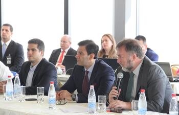 Diputado Carlos Núñez, senador Silvio Beto Ovelar y el ministro de Hacienda, Benigno López en la Comisión Bicameral de Presupuesto.