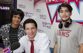 el-conductor-del-programa-contacto-venus-gustavo-fretes-centro-junto-al-asistente-rudy-y-el-operador-jairo--195352000000-558912.jpg