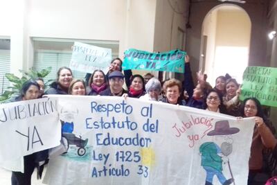 Docentes que esperan acogerse al beneficio de la jubilación y que se manifestaron la semana pasada ante el MEC exigiendo el cumplimiento de la ley.