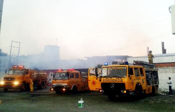 varios-carros-hidrantes-y-decenas-de-bomberos-voluntarios-trabajaron-arduamente-en-el-sitio--01528000000-1511333.jpg