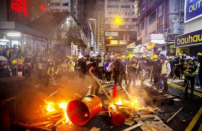Manifestantes en Hong Kong en una de las improvisadas barricadas durante las protestas populares. La tensión aumenta en esta región autónoma ante las presiones de la dictadura comunista china, que intenta acabar con este último reducto liberal.