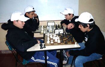 los-alumnos-de-la-escuela-tte-farina-practican-ajedrez-hace-meses-para-desarrollar-sus-habilidades-mentales-y-mejorar-su-destreza--233828000000-618344.jpg