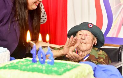 El cumpleañero aplaude mientras sus familiares y vecinos le cantan para agasajarlo por sus 103 años. El excombatiente es muy conocido en el humilde barrio asunceno  de Santa Ana.