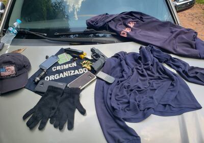 Los intervinientes se incautaron de varias evidencias conectadas a asaltos, que estaban dentro de la camioneta recuperada.