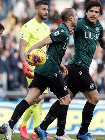 Federico Santander con Rodrigo Palacio, tras el gol anulado.
