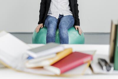 En lugar de utilizar una pelota de gimnasia en la oficina, es mejor tener una mesa que uno pueda subir y bajar.