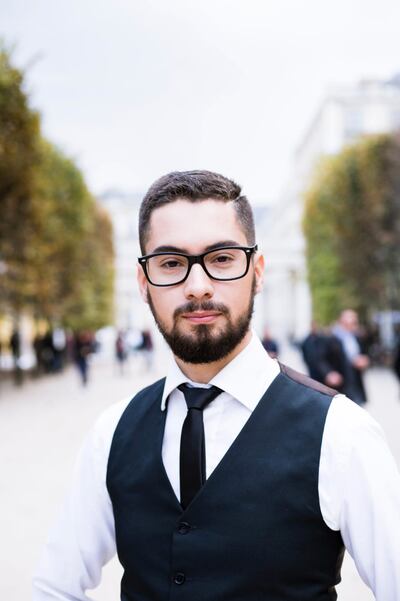 Medina vive desde hace una década en la capital francesa. En el 2017, se graduó como cantante lírico en el Conservatorio de París.