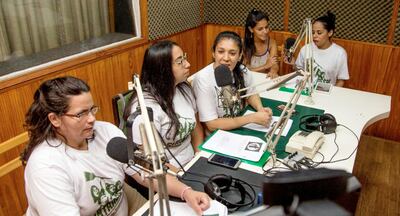 Trabajadoras integrantes de Sintradespy, durante su programa radial.