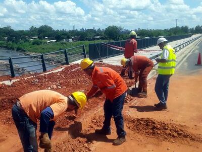 Obreros rellenaron el área donde se abrió un agujero tras el desmoronamiento de la base, a causa de filtraciones.