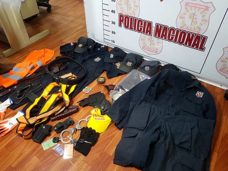 Evidencias incautadas, entre ellas, uniformes y una placa policial original, que le fuera robada en 2017 a la esposa de un uniformado.