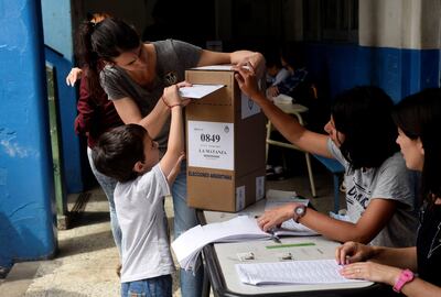 AME6522. BUENOS AIRES (ARGENTINA) 27/10/2019. -Ciudadanos acuden a las mesas de votación en uno de los colegios electorales habilitados este domingo en Buenos Aires, (Argentina). Los colegios electorales de Argentina abrieron a las 08.00 hora local (11.00 GMT) de este domingo para los comicios generales en los que se elegirán presidente y vicepresidente y se renovará parcialmente la composición del Parlamento. EFE/Fabián Mattiazzi