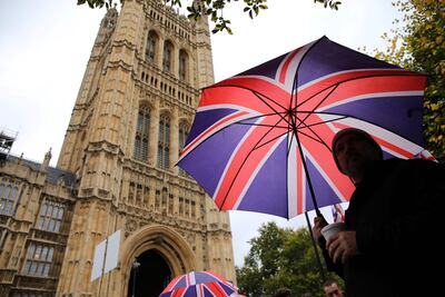 Manifestantes cerca del Parlamento británico, en Londres, este lunes.