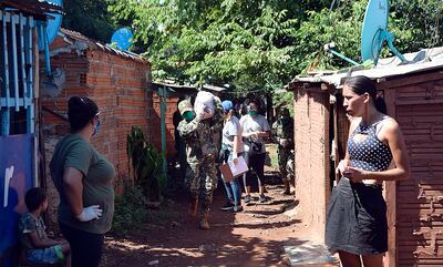 Pobladores del barrio Sagrada Familia de Encarnación recibieron ayer los kits de alimentos entregados por la Comuna.