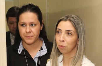 esposada-juana-vera-se-retira-del-palacio--221943000000-1775844.jpg