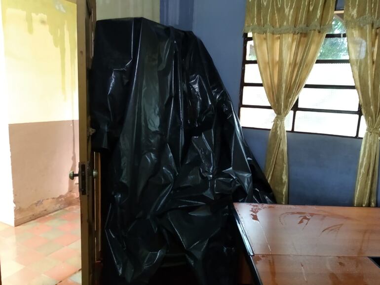 Muchos expedientes fueron tapados solo con carpas y permanecen bajo la lluvia.