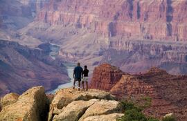 dos-personas-disfrutan-de-las-vistas-ante-el-gran-canon-del-colorado--13024000000-1782284.jpeg
