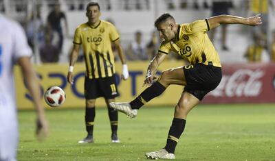 Raúl Bobadilla saca el potente remate de zurda con el que abriría el marcador a favor de Guaraní. El delantero lleva cuatro goles en el torneo,  pero dos le descontarán por protesta.