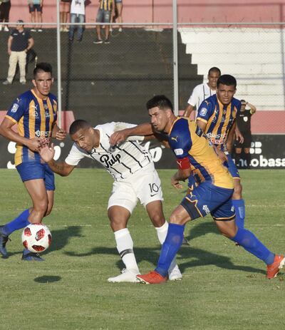 Macnelly Torres presionado por Luis Miño no puede sacar el pase con comodidad. El colombiano elaboró varias jugadas en ofensiva.