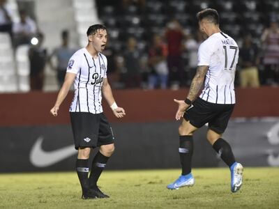 Sebastián Ferreira tras anotar el segundo de Libertad. Se acerca Matías Espinoza.