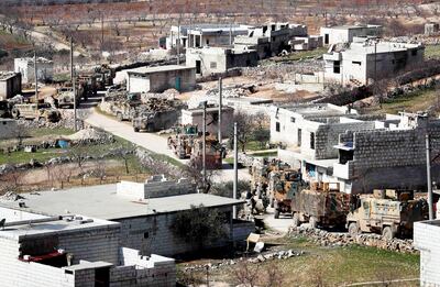 Un convoy turco en una localidad del norte sirio, donde fuerzas de ese país apoyan a grupos opuestos al gobierno de Siria, que emprende una ofensiva contra ese último bastión rebelde.