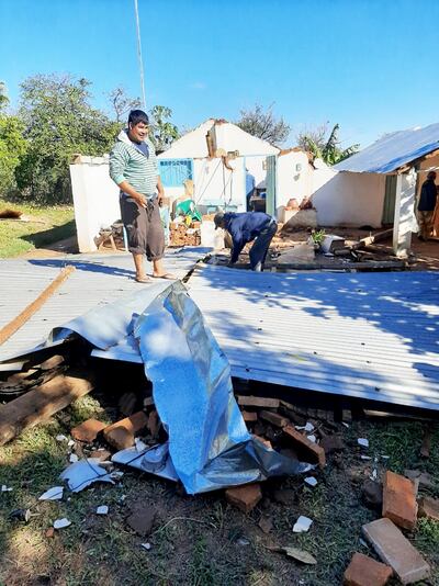 En Caraguatay, el techo de la cocina y el galpón de la casa de Ramón Correa volaron en el patio. Ayer trabajaban intensamente para reparar los daños.