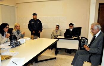 el-juez-juan-carlos-pane-chelli-ante-las-juezas-leticia-fracchi-y-liz-ramirez-que-ayer-le-condenaron-a-1-ano--210609000000-1453143.jpg