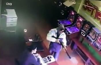 uno-de-los-asaltantes-exhibe-una-escopeta-dentro-de-la-casa-de-apuestas-atracada-en-la-ciudad-de-caaguazu--212329000000-1647823.jpg