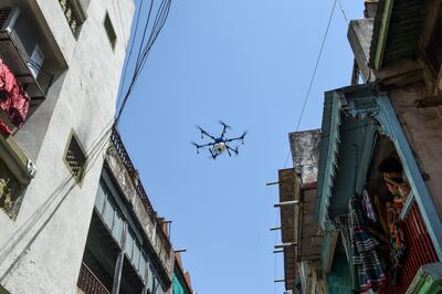 Un dron operado por bomberos de la ciudad india de Ahmedabad rocía desinfectante en una zona residencial de esa localidad.