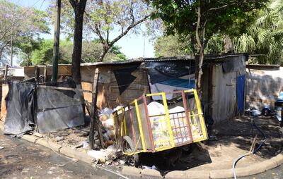 Damnificados siguen ubicados en las plazas públicas. Algunos acumulan basuras o residuos para el reciclaje. También tienen animales y no cuidan el aseo de sus entorno.